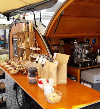 Teardrop-Trailer mit ausklappbarem Außentisch als Kaffeeverkaufswagen